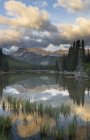 Lago de montaña en Elk Range, Elbow Lake, Kananaskis Country, Alberta, Canadá - foto de stock