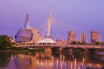 Skyline de Winnipeg montrant la rivière Rouge, le pont de l'Esplanade Riel et le Musée canadien des droits de la personne, Manitoba, Canada — Photo de stock