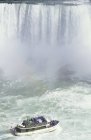 Bateau d'excursion avec des touristes naviguant près de Niagara Falls, Ontario, Canada . — Photo de stock