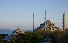 Mezquita del sultán Ahmed en el paisaje de Estambul, Turquía - foto de stock