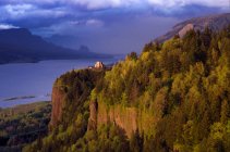 Storm clouds at Vista House atop Crown Point along historic Columbia River Gorge, Oregon, USA. — Stock Photo