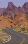 Voiture sur l'autoroute à travers Valley of Fire State Park, Nevada, États-Unis — Photo de stock
