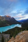 Paisaje con el lago Peyto en las montañas del Parque Nacional Banff en el crepúsculo, Alberta, Canadá - foto de stock