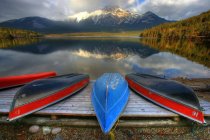 Canoe spiaggiate sul molo, Lago Piramide, Parco Nazionale Jasper, Alberta, Canada — Foto stock
