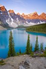 Moraine Lake and Rocky mountains at sunrise in Banff National Park, Alberta, Canada — Stock Photo
