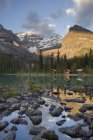 Malerische landschaft mit lake ohara lodge hütten im yoho nationalpark, britisch columbia, kanada — Stockfoto