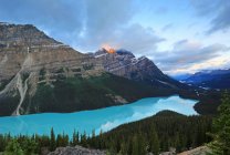 Landscape with Peyto Lake in mountains of Banff National Park at twilight, Alberta, Canada — Stock Photo