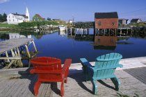 Zwei stühle auf dock in Aussicht kleines fischerdorf in der nähe von halifax, nova scotia, canada. — Stockfoto