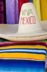Mantas coloridas y sombreros en el puesto de souvenirs en Quintana Roo, México - foto de stock