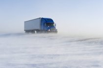 Vehículo de camión en carretera cubierto de nieve cerca de Morris, Manitoba, Canadá - foto de stock