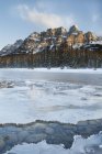 Замок Маунтин и река Боу в зимний сезон в Банфском национальном парке, Альберта, Канада — стоковое фото