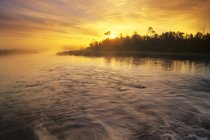 Manhã nascer do sol sobre a floresta por Whiteshell River, Whiteshell Provincial Park, Manitoba, Canadá . — Fotografia de Stock