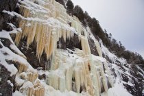Mann klettert vergilbtes Eis steil nahe Saint Raymond, Quebec, Kanada — Stockfoto