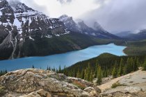 Paisagem de montanha com água azul-turquesa do Lago Peyto, Parque Nacional Banff, Alberta, Canadá — Fotografia de Stock