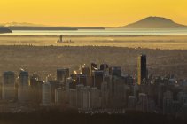 Vista panorámica del paisaje urbano de Vancouver antes del amanecer en British Columbia, Canadá . - foto de stock
