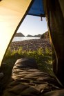 Tente ouverte et sac de couchage à terre à Cape la Hune, Terre-Neuve, Canada . — Photo de stock
