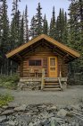 Cabaña rústica en la orilla del Lago Ohara en el Parque Nacional Yoho, Columbia Británica, Canadá . - foto de stock