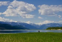 Camper soaking by Upper Arrow Lake, Revelstoke, British Columbia, Canada — Stock Photo