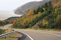 Winding Road of Cape Breton Highlands National Park, Nueva Escocia, Canadá . - foto de stock