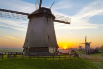 Mulini a vento in scena rurale al tramonto a Schermerhorn, Olanda Settentrionale, Paesi Bassi — Foto stock