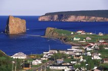 Perce village houses and bay of Gaspe Peninsula, Quebec, Canada. — Stock Photo