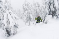 Mann beim Skifahren in Hollyburn Mountain, Cypress Bowl, West Vancouver, British Columbia, Kanada. — Stockfoto