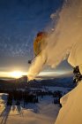 Männliche Backcountry-Skifahrer fahren bei Sonnenaufgang, Sol Mountain, Monashee Backcountry, revelstoke, Kanada — Stockfoto
