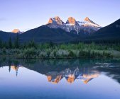 Três Irmãs Reflexão de montanha na água, Canmore, Alberta, Canadá — Fotografia de Stock