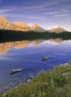 Lago de vertedero y cordillera de ópalos en el paisaje natural del Parque Provincial Peter Lougheed, Kananaskis Country, Alberta, Canadá - foto de stock