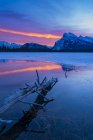 Aube spectaculaire près du mont Rundle, parc national Banff, Alberta, Canada — Photo de stock