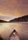 Canoa na costa do Lago Boggy ao pôr-do-sol, Alberta, Canadá . — Fotografia de Stock