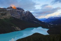 Landschaft mit Peyto-See in den Bergen des Banff-Nationalparks in der Dämmerung, Alberta, Kanada — Stockfoto