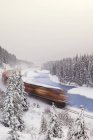 Passeios de trem com borrão de movimento na Morant Curve, Bow Valley Parkway, Banff National Park, Alberta, Canadá — Fotografia de Stock