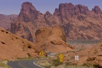 Carreteras y señales de tráfico en Valley of Fire State Park, Nevada, Estados Unidos - foto de stock