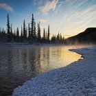 Steaming water of Bow River in wintertime, Banff National Park, Alberta, Canada — Stock Photo