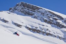Männlicher Splitboarder versprüht Schnee an der Eisfall-Lodge, golden, britisch columbia, canada — Stockfoto