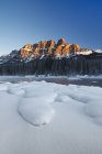 Burgberg und Bogenfluss im Winter im Banff-Nationalpark, Alberta, Kanada — Stockfoto