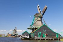 Zaanse Schans museo al aire libre al norte de Amsterdam de molinos de viento restaurados, Países Bajos . - foto de stock