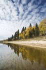 Lago Namekus no Parque Nacional Príncipe Albert, Saskatchewan, Canadá — Fotografia de Stock