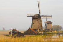 Moinhos de vento históricos no país de Schermerhorn, Holanda do Norte, Países Baixos — Fotografia de Stock