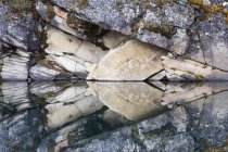 Подковообразное озеро с камнями, отражающимися в воде в Национальном парке Джаспер, Альберта, Канада . — стоковое фото