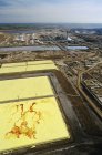 Vista aérea de la planta de refinería de petróleo, Alberta, Canadá . - foto de stock