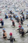Nadadores en el agua en el evento Ironman triathalon en Penticton, Columbia Británica, Canadá - foto de stock