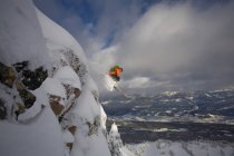Skier captura grande ar no sertão de Kicking Horse Resort, Golden, Colúmbia Britânica, Canadá — Fotografia de Stock