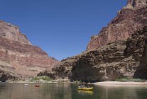 Rafters flotando hacia el sur por el río Colorado, Gran Cañón, Arizona, Estados Unidos - foto de stock