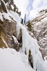 Giovane arrampicata su ghiaccio nel Banff National Park vicino a Banff, Alberta, Canada. — Foto stock