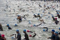 Nuotatori in acqua all'Ironman triathalon event a Penticton, Columbia Britannica, Canada — Foto stock