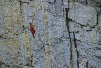Female rock climber climbing rock on Tottering Pillar Wall, Grand Canyon, Skaha Bluffs, Penticton, British Columbia, Canada — Stock Photo