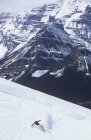 Mann backcountry snowboarden im resort von lake louise, alberta, canada. — Stockfoto