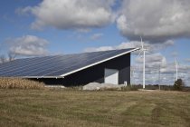 Сонячні батареї на дорогах складська будівля в південно-західній провінції Онтаріо, Канада. — стокове фото